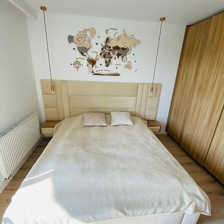 Luxury White Apartment In Park Lotnikow Krakow Exterior photo