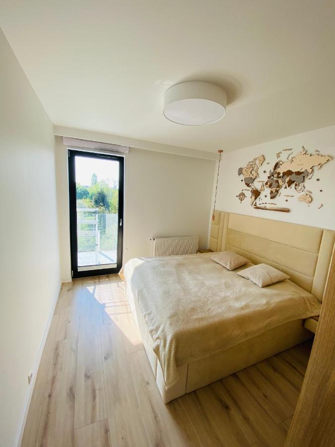 Luxury White Apartment In Park Lotnikow Krakow Exterior photo
