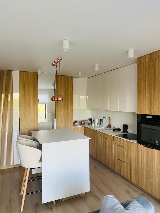 Luxury White Apartment In Park Lotnikow Krakow Exterior photo
