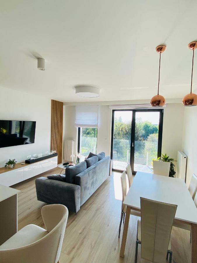 Luxury White Apartment In Park Lotnikow Krakow Exterior photo